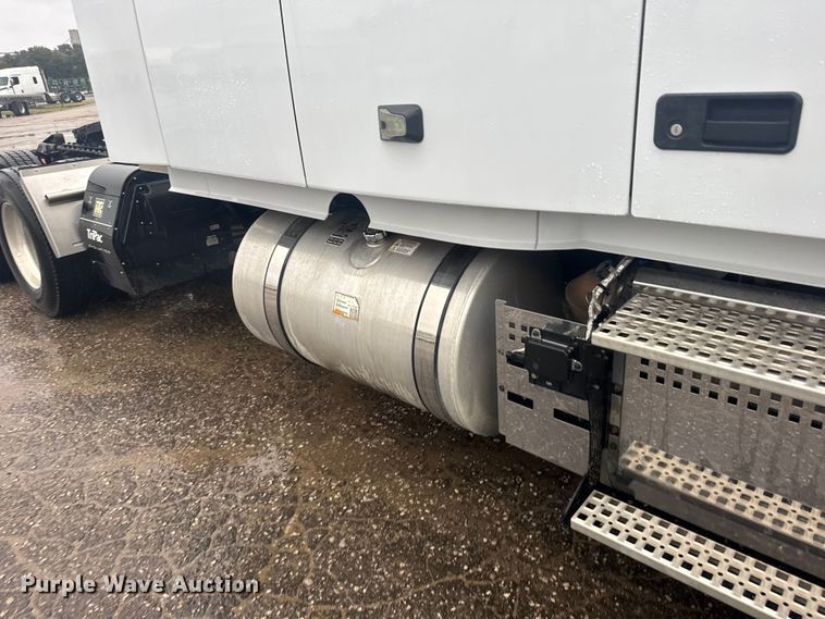 image for item EU6262 2021 Volvo VNL semi truck