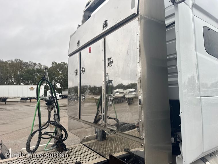 image for item EU6262 2021 Volvo VNL semi truck