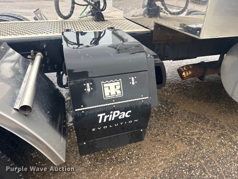 image for item EU6262 2021 Volvo VNL semi truck