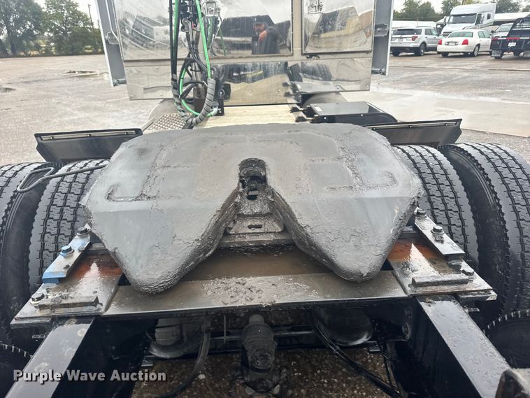 image for item EU6262 2021 Volvo VNL semi truck