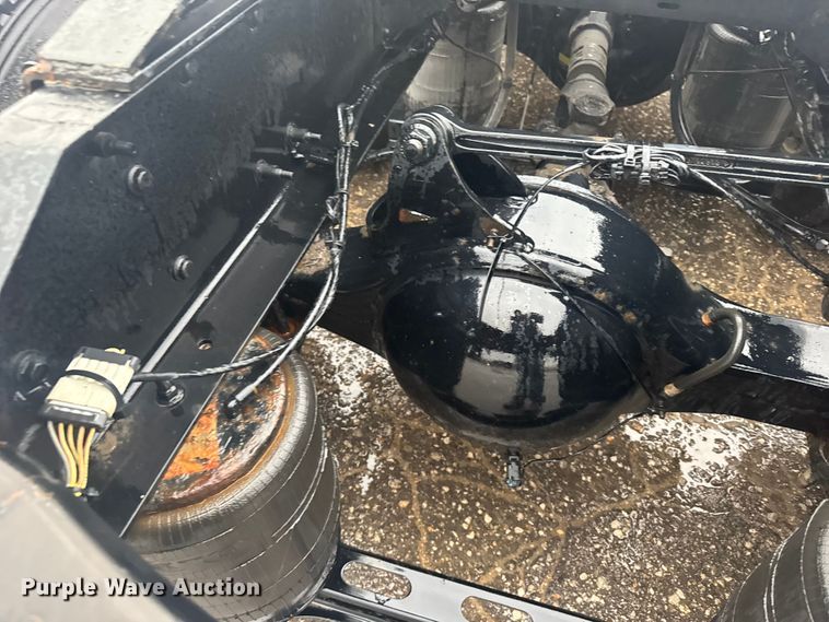 image for item EU6262 2021 Volvo VNL semi truck