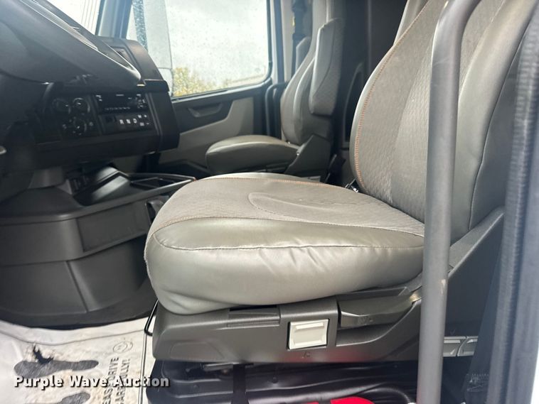 image for item EU6262 2021 Volvo VNL semi truck