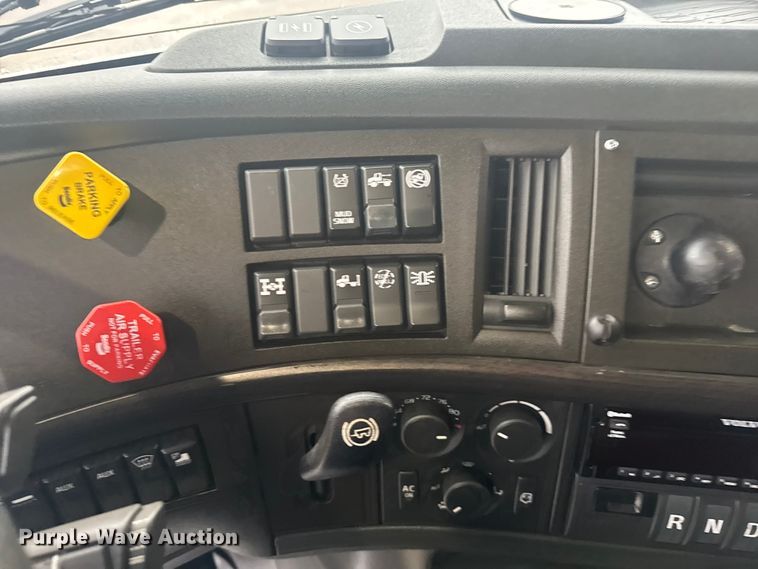 image for item EU6262 2021 Volvo VNL semi truck