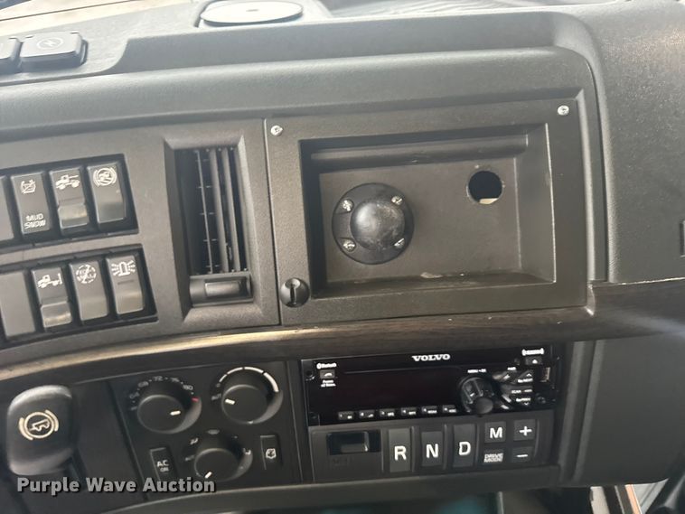 image for item EU6262 2021 Volvo VNL semi truck