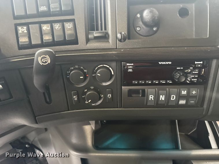 image for item EU6262 2021 Volvo VNL semi truck