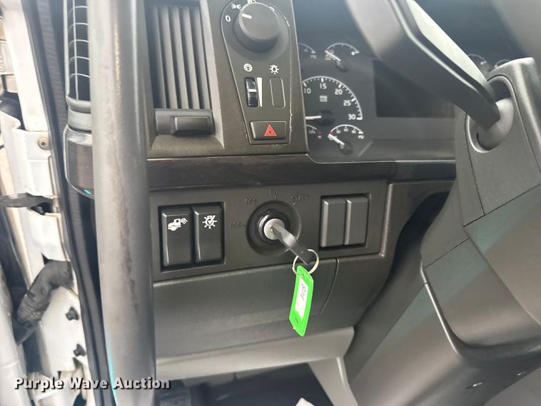 image for item EU6262 2021 Volvo VNL semi truck