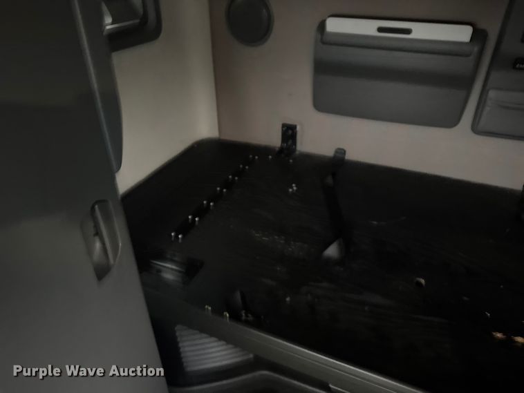 image for item EU6262 2021 Volvo VNL semi truck