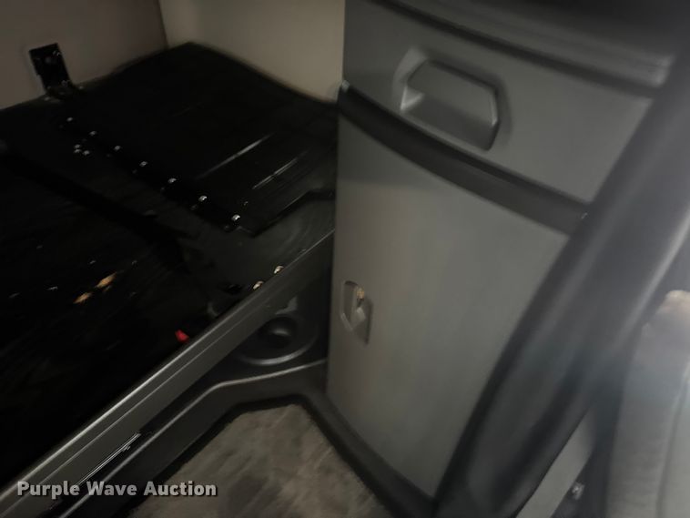 image for item EU6262 2021 Volvo VNL semi truck