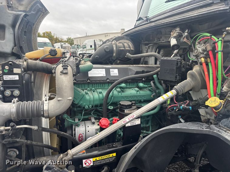 image for item EU6262 2021 Volvo VNL semi truck