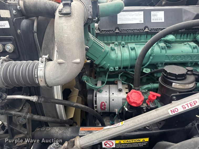 image for item EU6262 2021 Volvo VNL semi truck