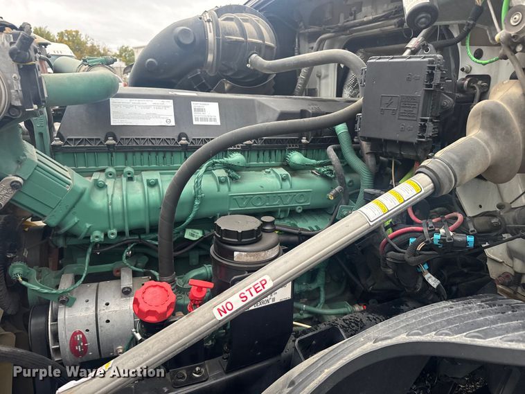 image for item EU6262 2021 Volvo VNL semi truck