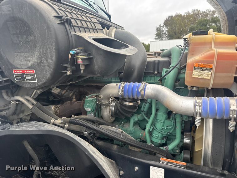 image for item EU6262 2021 Volvo VNL semi truck