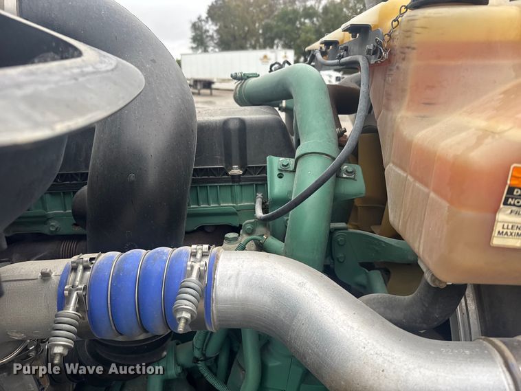 image for item EU6262 2021 Volvo VNL semi truck