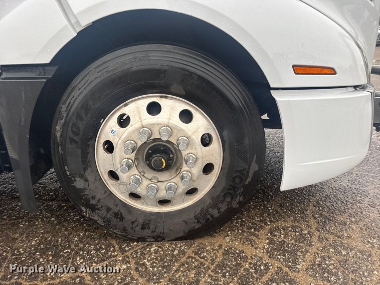 image for item EU6262 2021 Volvo VNL semi truck