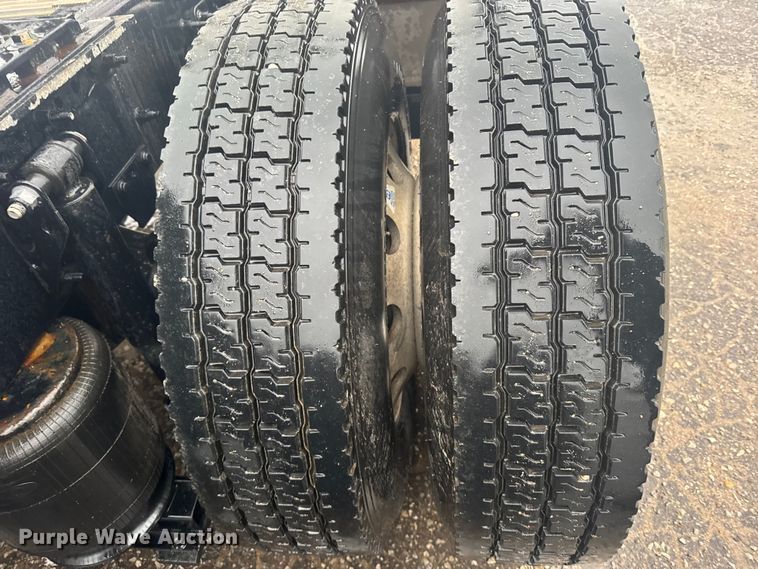 image for item EU6262 2021 Volvo VNL semi truck