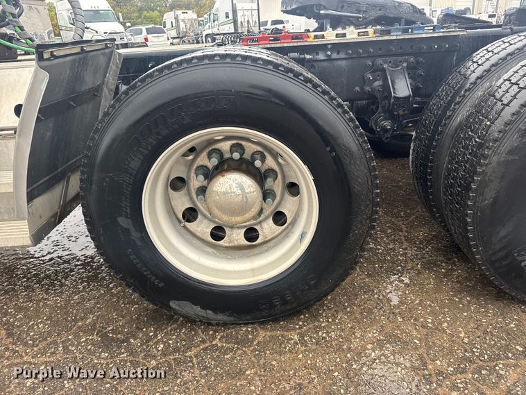 image for item EU6262 2021 Volvo VNL semi truck