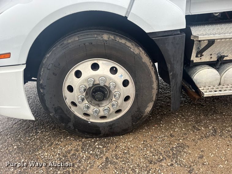 image for item EU6262 2021 Volvo VNL semi truck