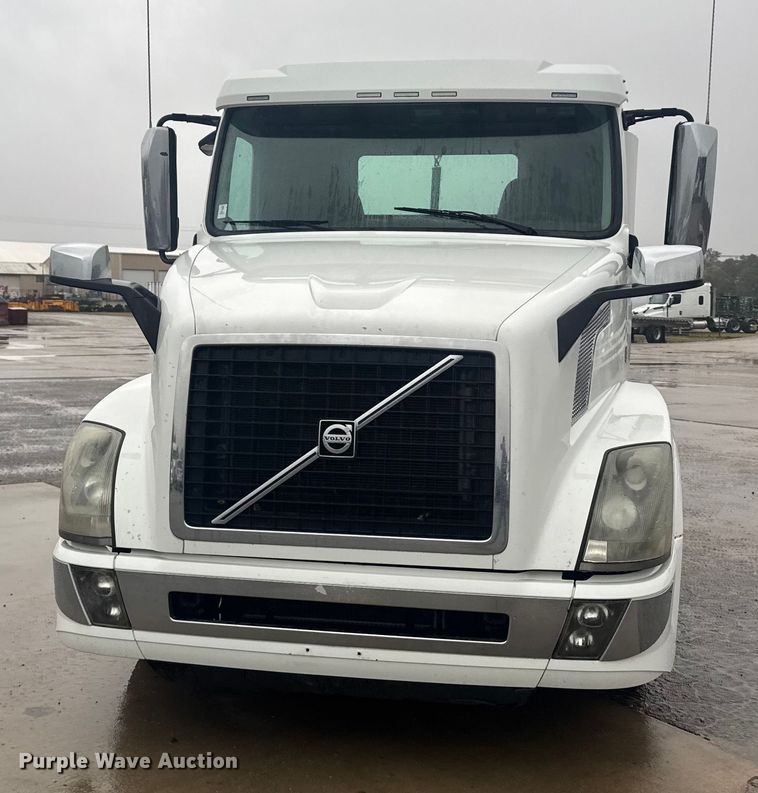 image for item EU6263 2017 Volvo VNL semi truck