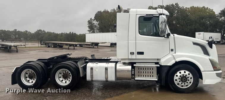 image for item EU6263 2017 Volvo VNL semi truck