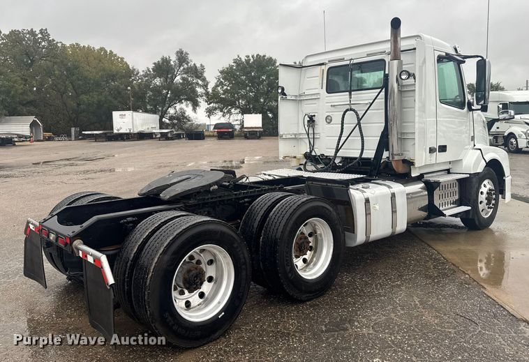 image for item EU6263 2017 Volvo VNL semi truck