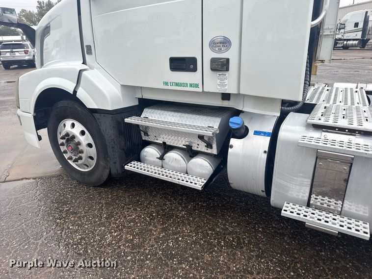 image for item EU6263 2017 Volvo VNL semi truck