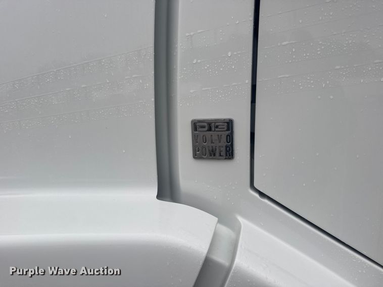 image for item EU6263 2017 Volvo VNL semi truck