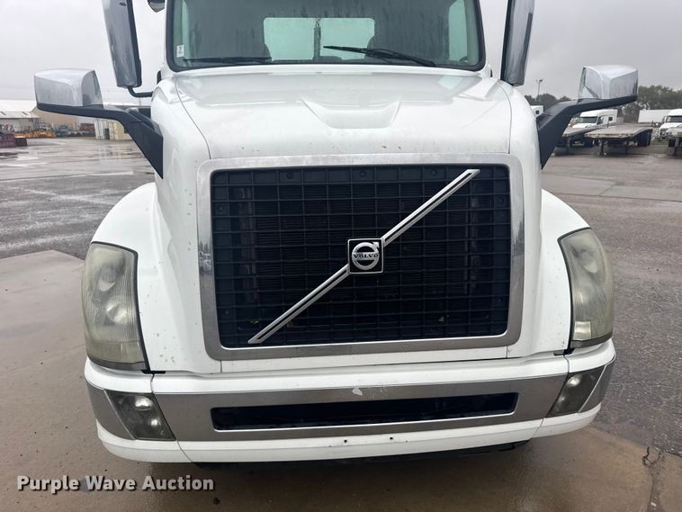 image for item EU6263 2017 Volvo VNL semi truck