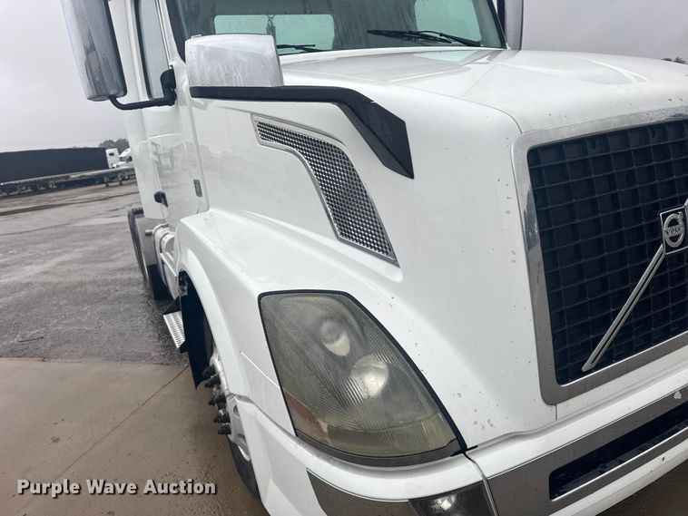 image for item EU6263 2017 Volvo VNL semi truck