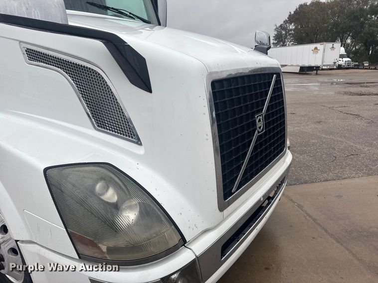 image for item EU6263 2017 Volvo VNL semi truck