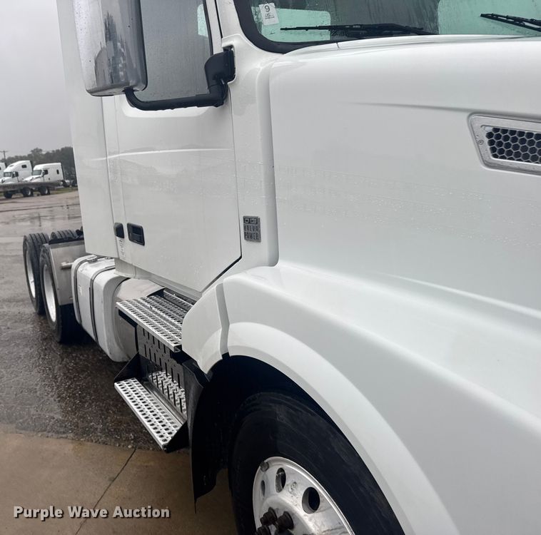 image for item EU6263 2017 Volvo VNL semi truck