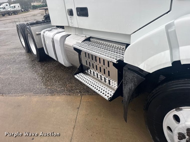 image for item EU6263 2017 Volvo VNL semi truck