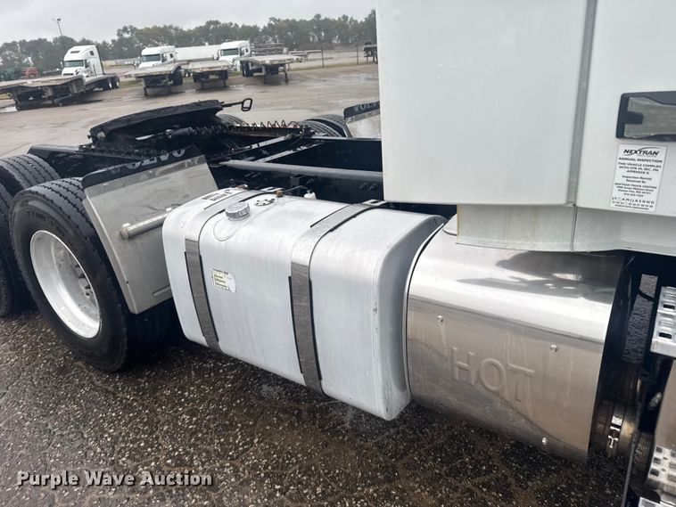 image for item EU6263 2017 Volvo VNL semi truck