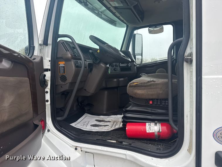 image for item EU6263 2017 Volvo VNL semi truck