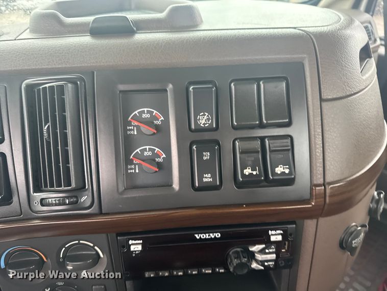 image for item EU6263 2017 Volvo VNL semi truck