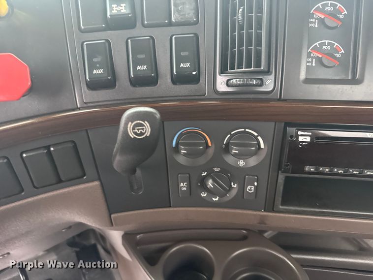 image for item EU6263 2017 Volvo VNL semi truck