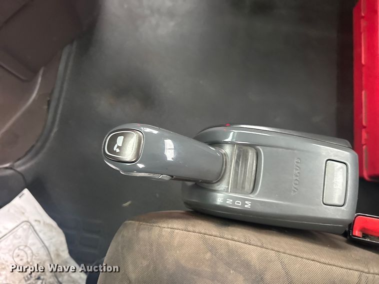 image for item EU6263 2017 Volvo VNL semi truck