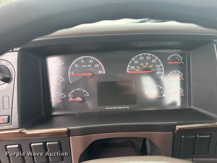 image for item EU6263 2017 Volvo VNL semi truck