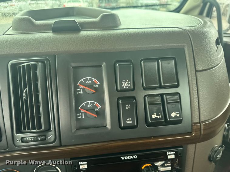 image for item EU6263 2017 Volvo VNL semi truck