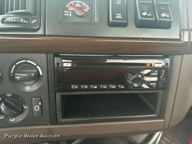 image for item EU6263 2017 Volvo VNL semi truck