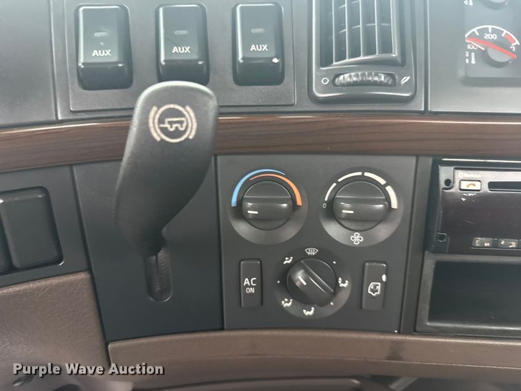 image for item EU6263 2017 Volvo VNL semi truck