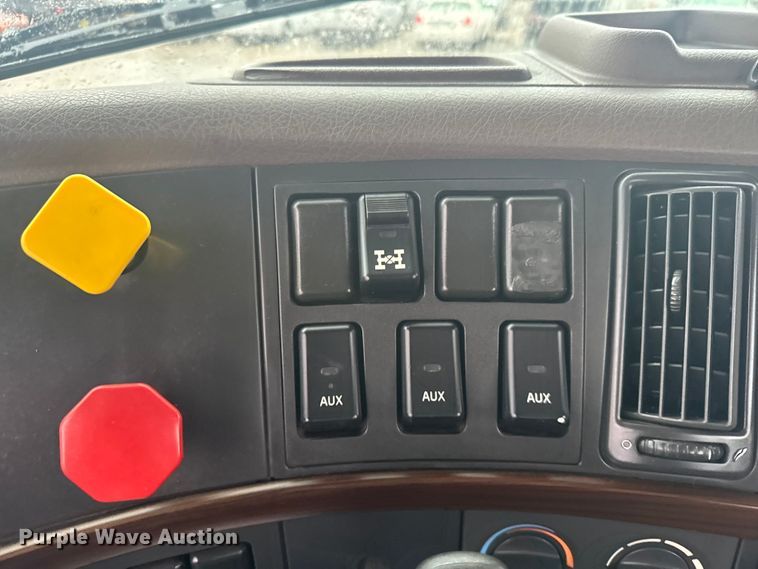 image for item EU6263 2017 Volvo VNL semi truck