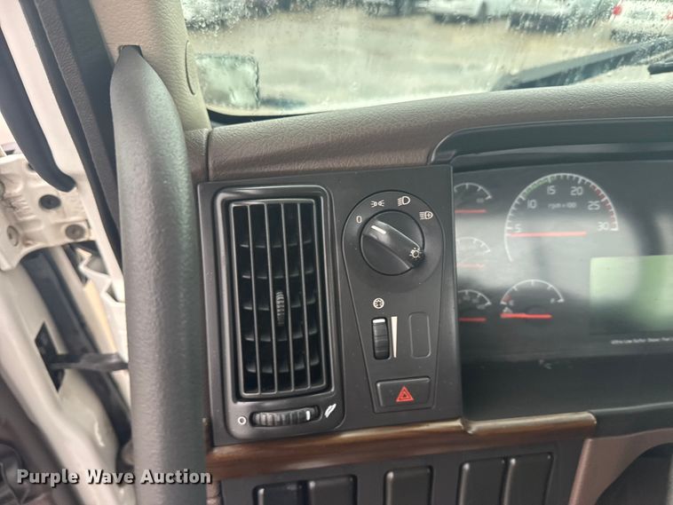 image for item EU6263 2017 Volvo VNL semi truck