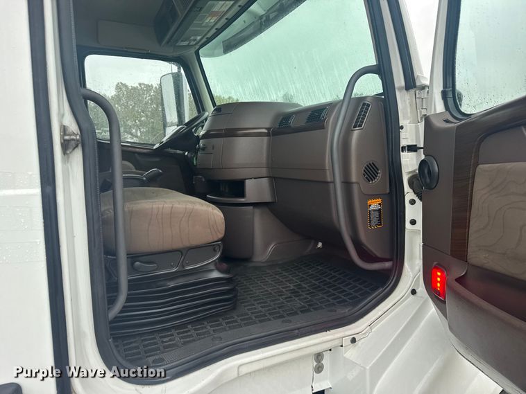 image for item EU6263 2017 Volvo VNL semi truck