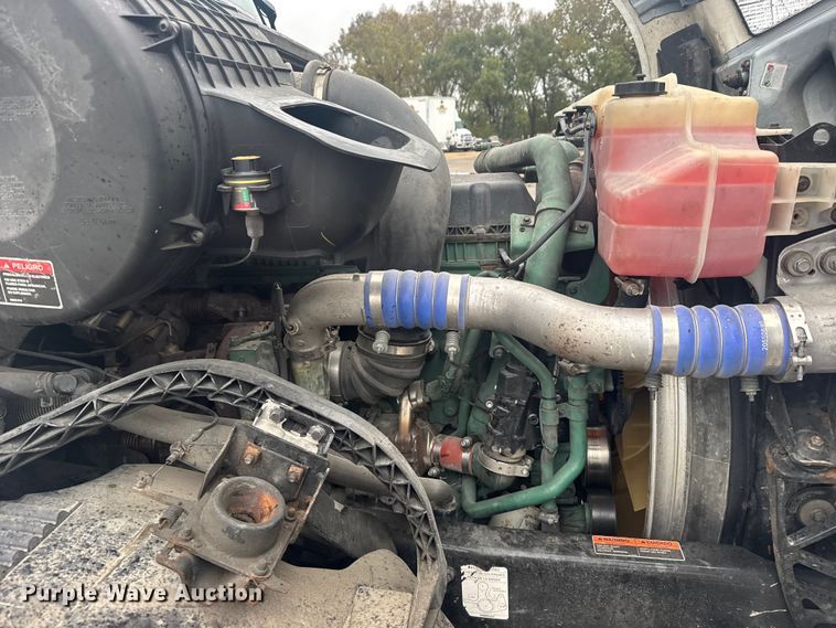 image for item EU6263 2017 Volvo VNL semi truck