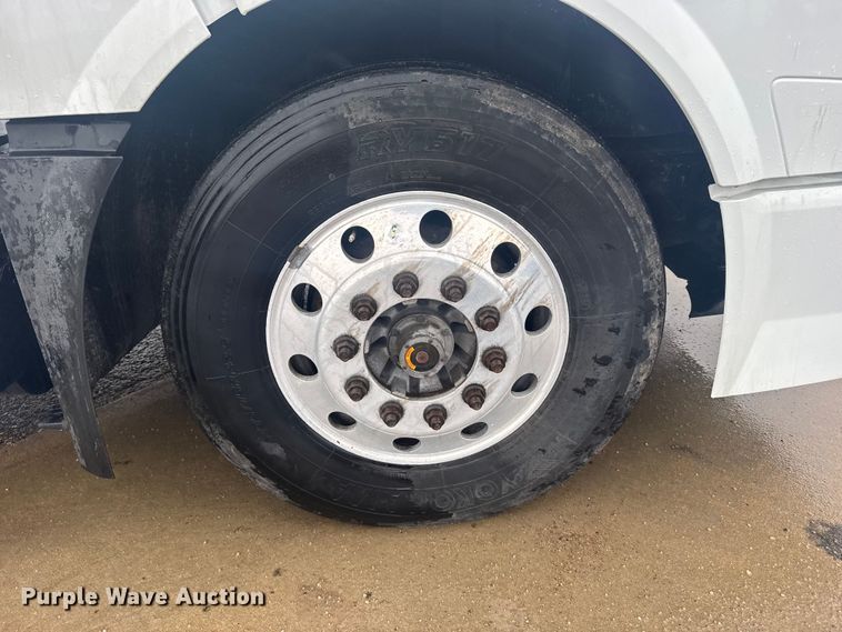 image for item EU6263 2017 Volvo VNL semi truck