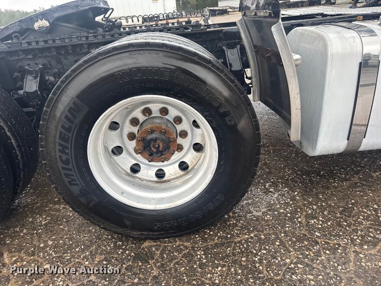 image for item EU6263 2017 Volvo VNL semi truck