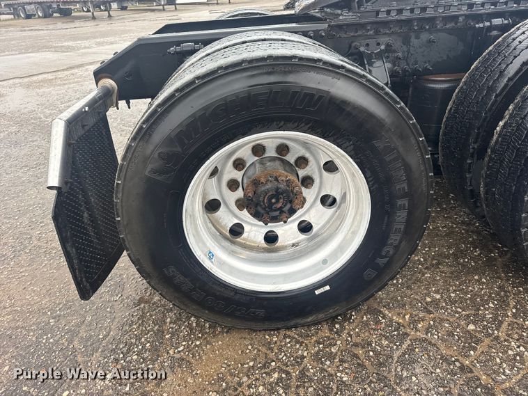 image for item EU6263 2017 Volvo VNL semi truck