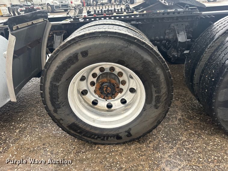 image for item EU6263 2017 Volvo VNL semi truck