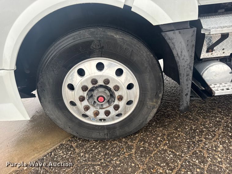 image for item EU6263 2017 Volvo VNL semi truck