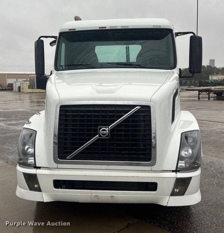 image for item EU6264 2011 Volvo VNL semi truck